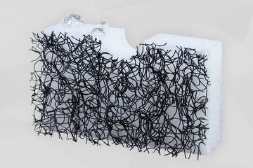 Weiße Polyestervliesplatte stehend mit Drahtgeflecht auf der Oberseite