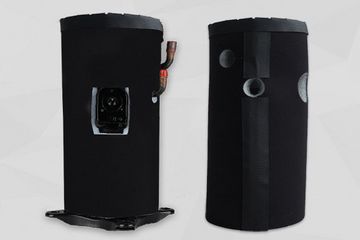 Schwarze Verdichterhülle stehend und um einen Komperessor gewickelt