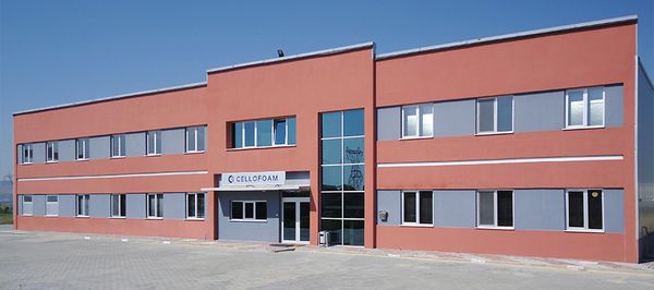 rotes Firmengeb&auml;ude mit Eingangsbereich