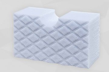 Hellgraue Schaumstoffplatte mit Rautenmuster auf der Oberfläche