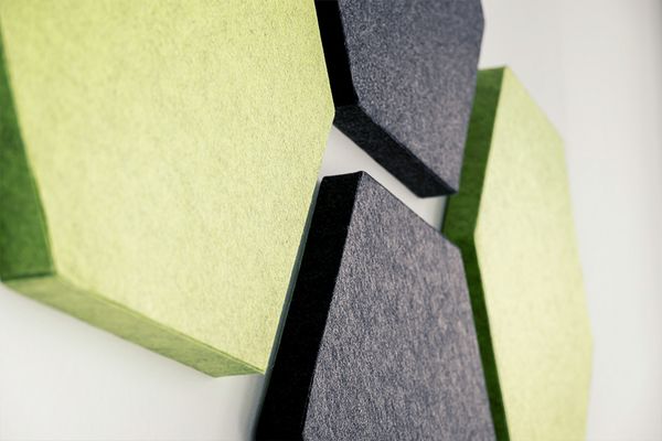 Nahaufnahme von gr&uuml;nen und anthrazitfarbenen Schallabsorbern