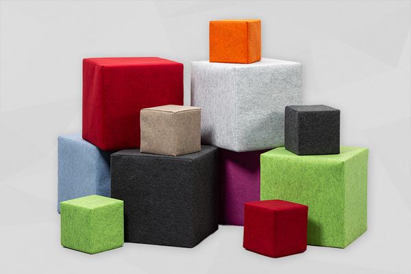 Bunte Akstikwürfel, die als Sitzwürfel aufeinandergestapelt sind