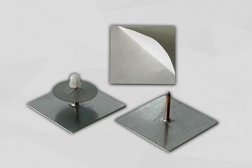 Quadratische Metallplatte mit einem Metallstift