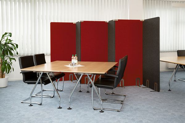 Besprechungsecke mit Roten und Anthrazitfarbenen Stellw&auml;nden