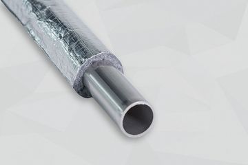 Metallrohr mit einer Rohrisolierung mit Aluminiumoberfläche