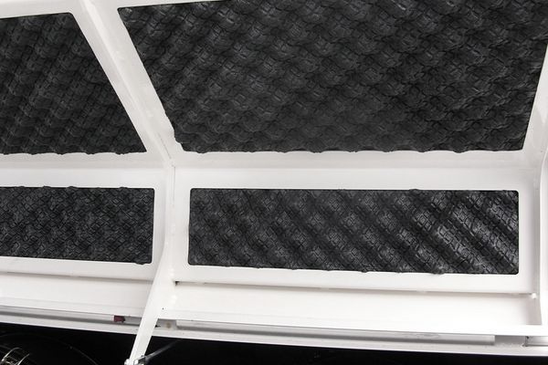 Wei&szlig;er Kabinendeckel mit eingearbeitetem grauem Noppenschaumstoff