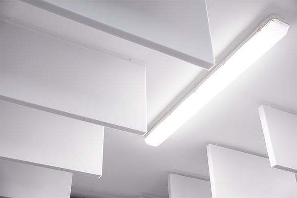 wei&szlig;e Melaminplatten senkrecht an der Decke abgeh&auml;ngt mit gutem Abstand