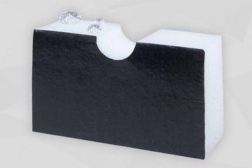 Weiße Polyestervliesplatte mit schwarzer Folienoberfläche und einem Wassertropfen auf der Kante