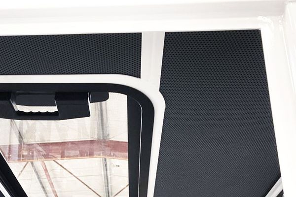 Decke einer metallenen Kabine mit eingebrachtem Schallschutzmaterial