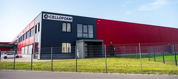 rote Produktionshalle mit B&uuml;roteil