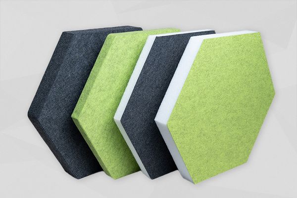 Akustikelemente in Form von Hexagonen nebeneinander aufgestellt