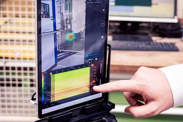 iPad mit Auswertung einer Akustikmessung welche eine eindeutige Lärquelle bestimmt hat