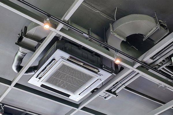 graue Zimmerdecke mit L&uuml;ftungskan&auml;len und einem gro&szlig;en Auslass