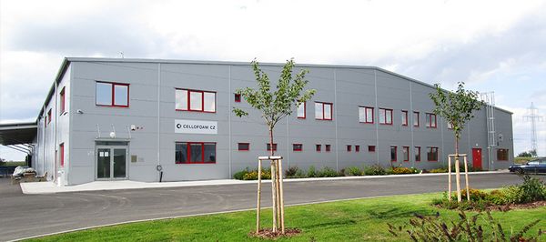 graues zweist&ouml;ckiges Firmengeb&auml;ude mit Fenstern