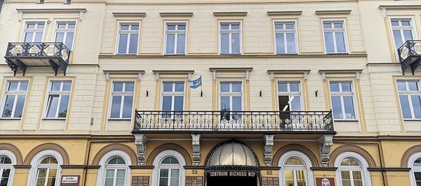 altes beiges Backsteingeb&auml;ude