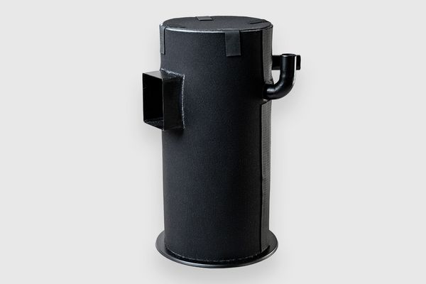 schwarze Verdichterh&uuml;lle um einen Dummy gewickelt und mit Klettband befestigt