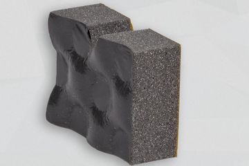 Dunkelgraue Schaumstoffplatte stehend mit schwarzer Folienoberfläche