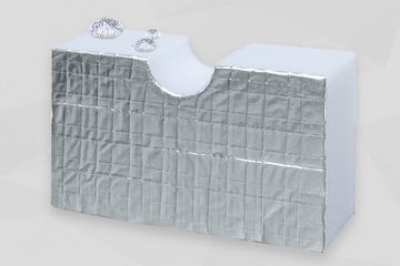 Hellgraue Schaumstoffplatte stehend, mit Aluminiumoberfläche und Wassertropfen auf der Kante