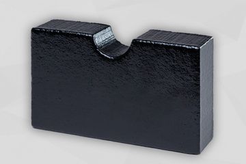 Hellgraue Schaumstoffplatte stehend, mit einer schwarzen Folie ummantelt