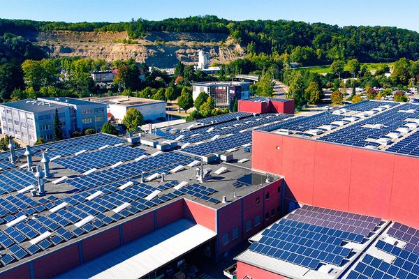 Dach einer Produktionshalle mit unz&auml;hligen Solarpanelen ausgestattet