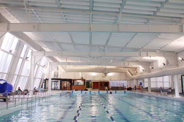 Hallenbad mit einer wei&szlig;en Decke ausger&uuml;stet mit wei&szlig;en Akustikplatten