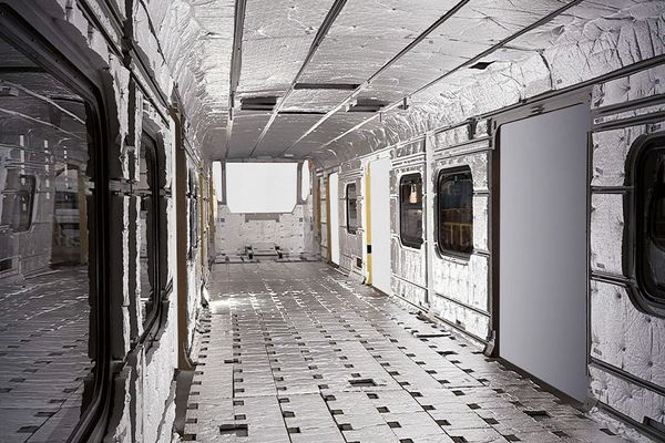 rohe Gerippe eines Zug-Waggons mit Schallschutzplatten an den W&auml;nden