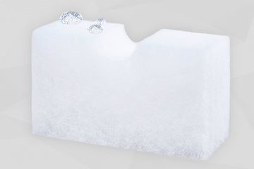 Weiße Polyestervliesplatte mit einem Wassertropfen auf der Kante