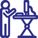 Blauer h&ouml;henverstellbarer Schreibtisch mit Person davor