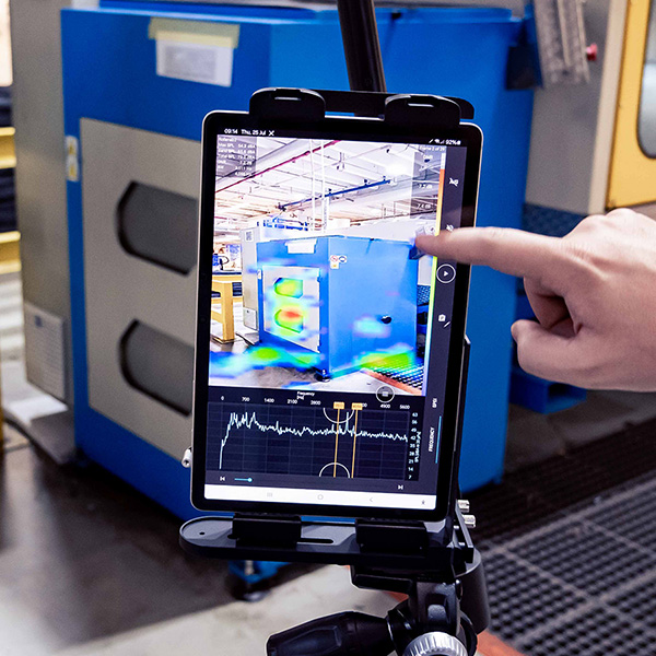 Tablet wird mit Finger bedient und zeigt eine W&auml;rmebildansicht einer Maschine