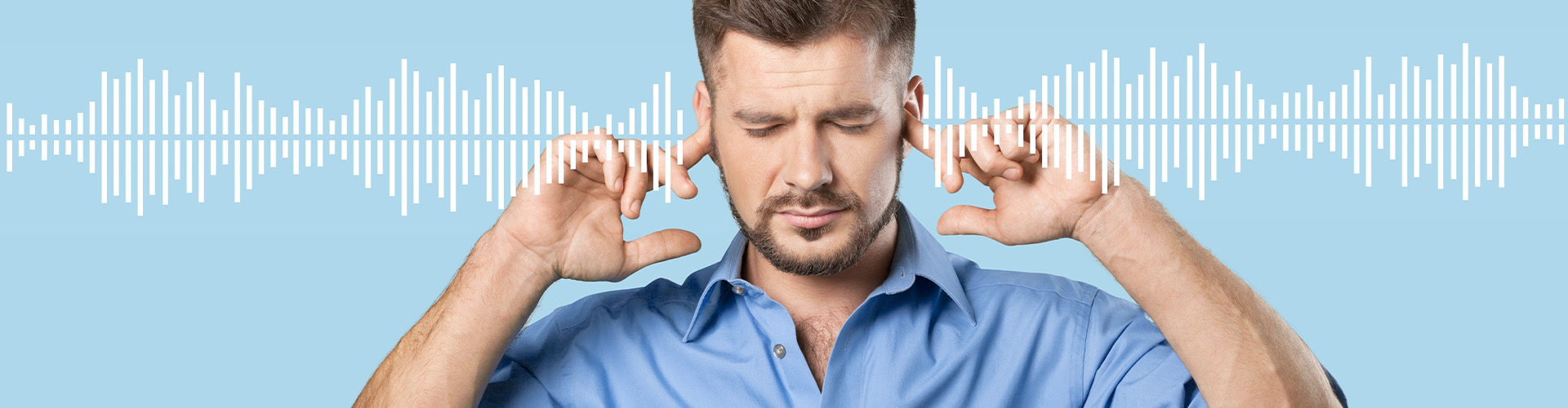 Mann hält sich die Ohren zu während Schallwellen in ihn eindringen