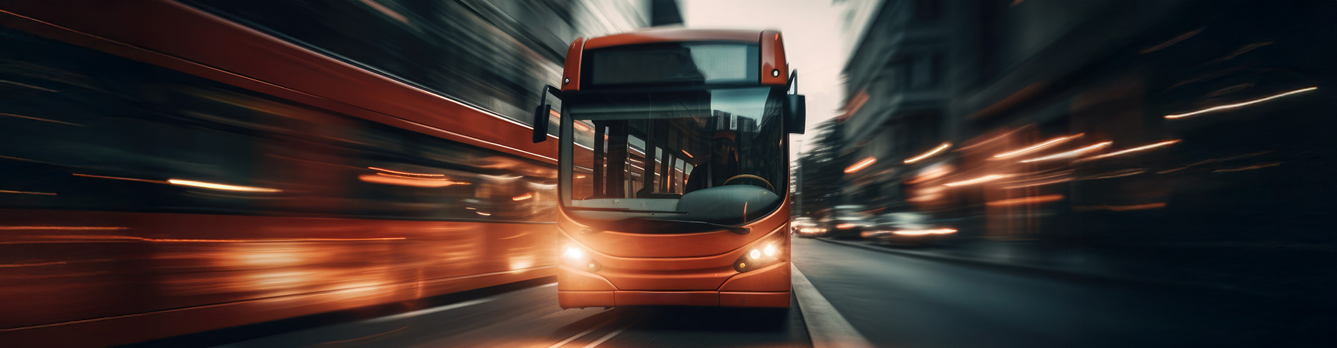 Ein Bus f&auml;hrt durch eine Stadt bei Nacht