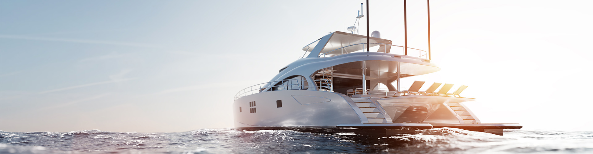 Ein Schnellboot f&auml;hrt &uuml;ber das Meer