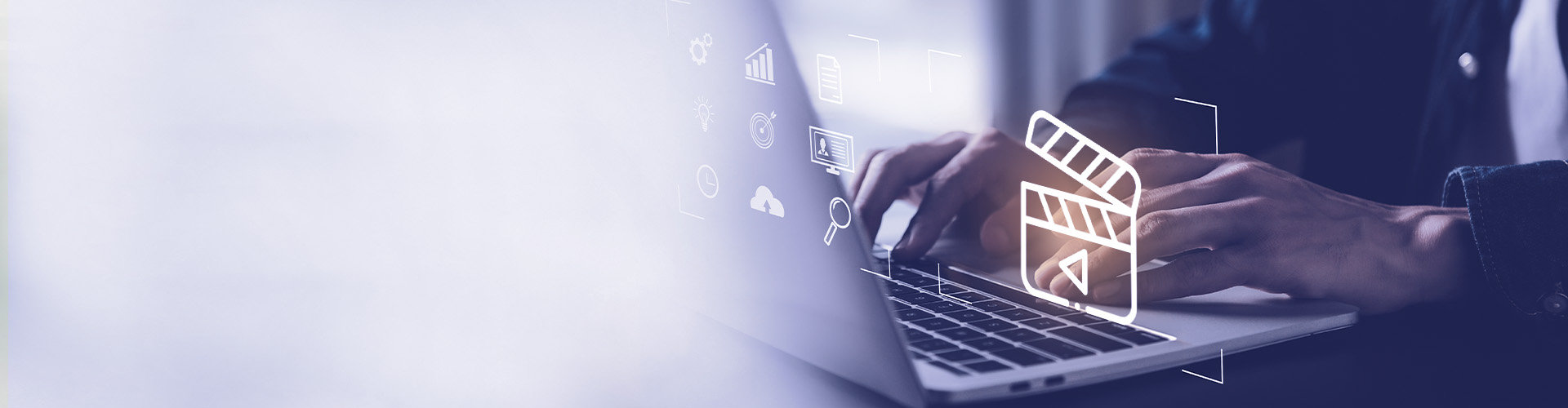 Laptop mit Icon das eine Filmklappe symbolisiert