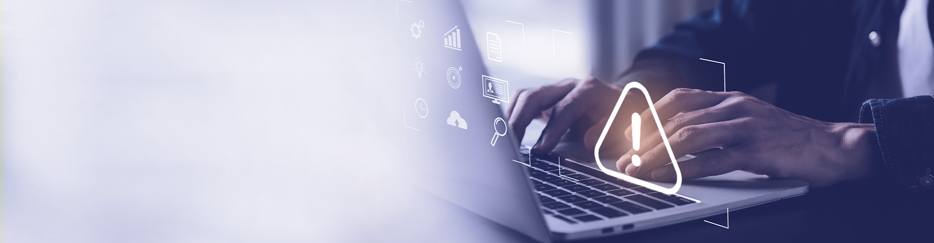 Laptop mit Icon das eine Warnung symbolisiert