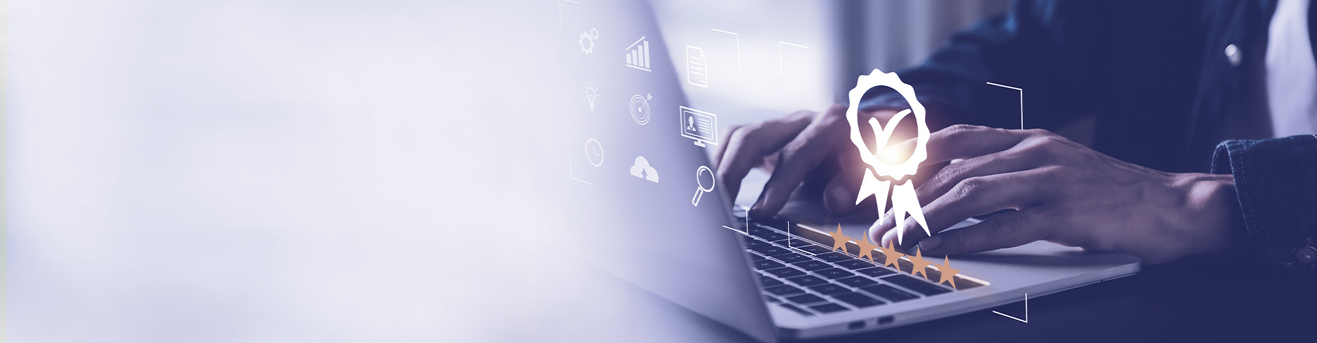 Laptop mit Icon das ein Zertifikat symbolisiert