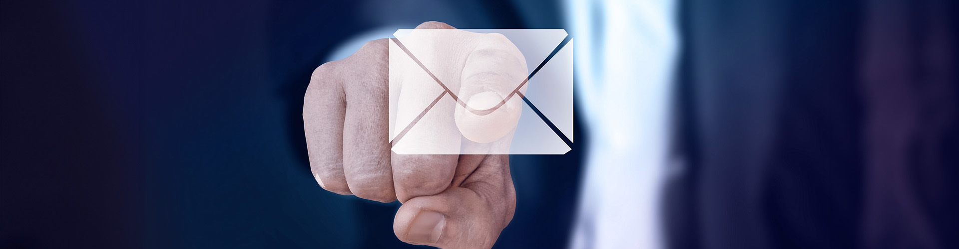 Mann in Anzug zeigt auf eMail Symbol